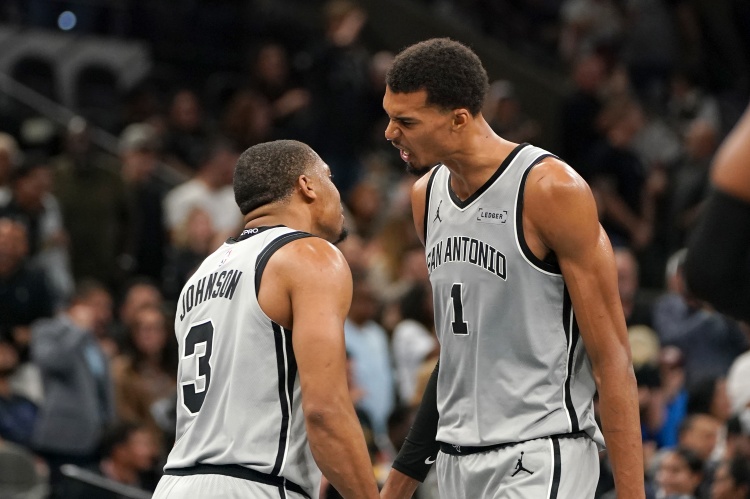 九游体育娱乐-你怎么破？文班对位阿门改变战局 火箭末节崩盘不是偶然而是必然